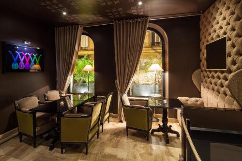 B Montmartre - Amenities and Services