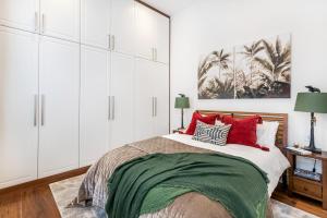 Buckingham & Lloyds - Amenities and Features