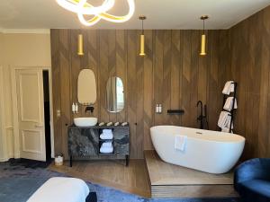 Château De La Bribourdière - Amenities and Services