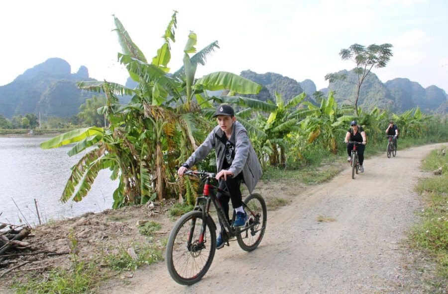 From Hanoi: Ninh Binh, Hoa Lu, Tam Coc Boat Trip & Mua Cave