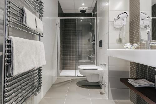 Hotel-Café Du Trinquet - Amenities and Services