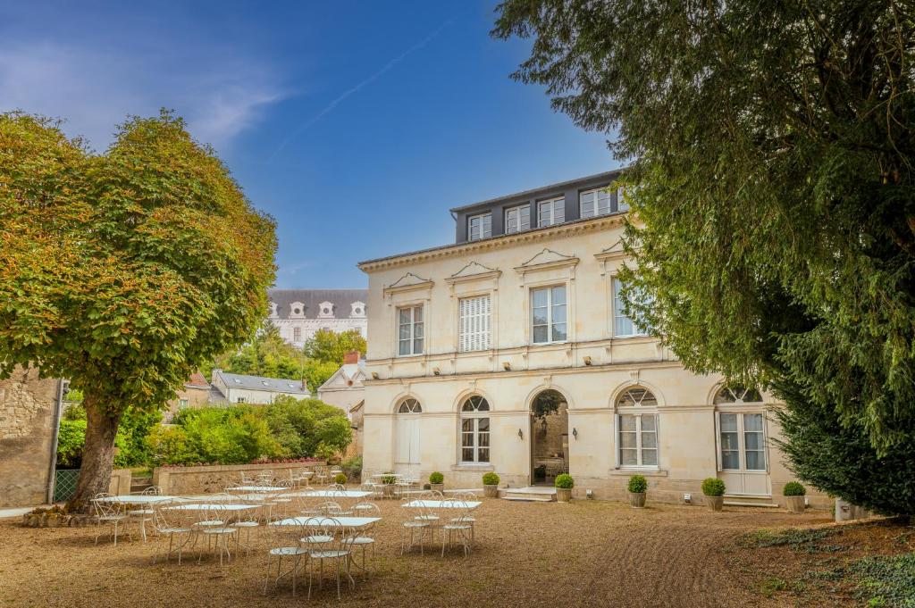 Hotel Grand Monarque - Guest Amenities and Services