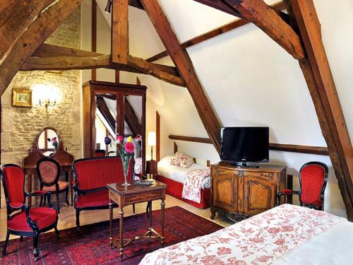 Hotel Le Manoir De Mathan Crepon in the Countryside, 5 Minutes From Arromanches and 10 Minutes From Bayeux - Available Facilities and Services