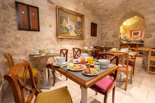 Hotel Le Relais Des Halles - Guest Ratings and Feedback