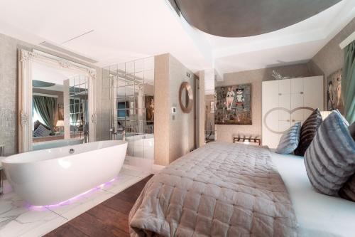 Karma Sanctum Soho Hotel - Amenities and Services