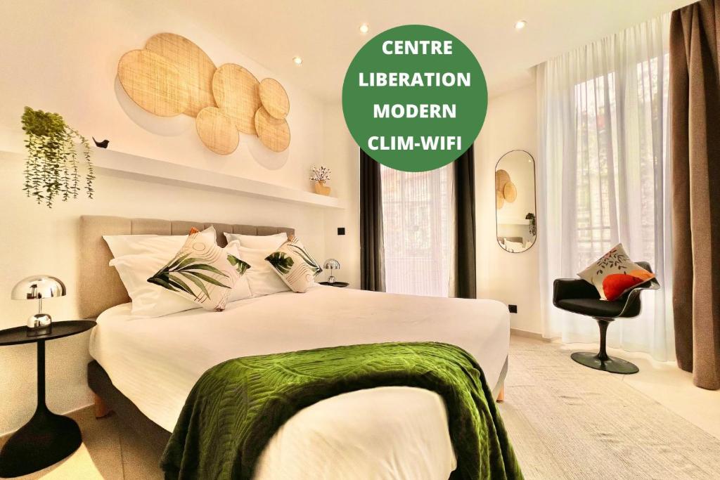 LIBERATION CENTER - PRIVATE Balcony - 24&7 RECEPTION - LUGGAGE STORAGE - Guest Experience Highlights