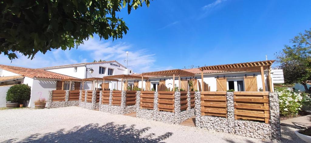 Logis the Nest of the Pont De Gau - Amenities and Services