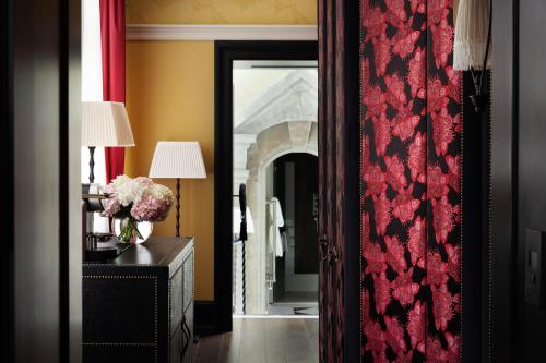 Loscar London - Amenities and Services