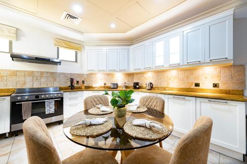 Palm Jumeirah Beachfront Private Pool Villa 5 BR & 1 Maids Room With Access to Beach - Amenities and Features