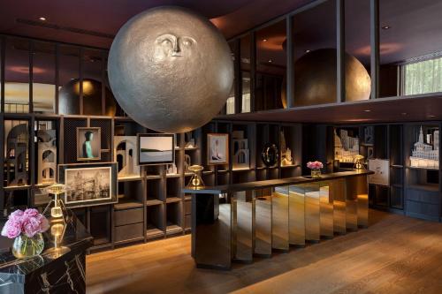 The Londoner - Dining Options