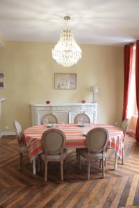 Duke of Brittany Luxury Apparthotel - Dining and Shopping Options