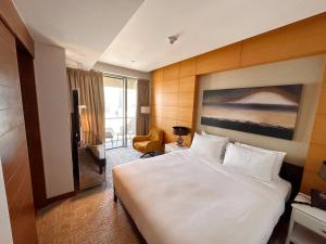 Fashion Avenue Dubai Mall - Questions About Staying Here