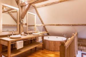 Hotel of the Château Du Rivau - Activities and Services