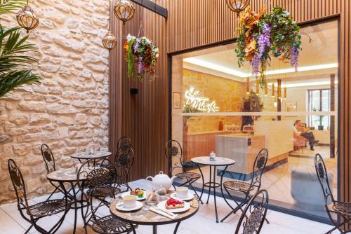 Hotel The Thousand Roses - Dining Options and Breakfast