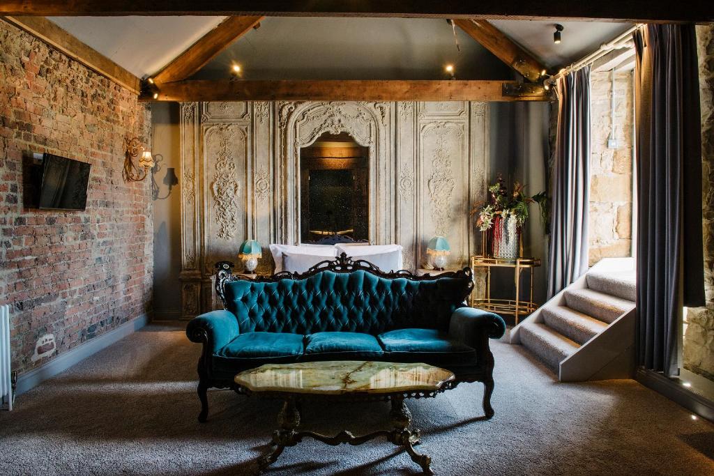 Le Petit Chateau & William De Percy Review