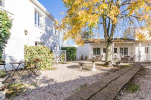 The Manor of Antiquity - Dining and Breakfast Offerings