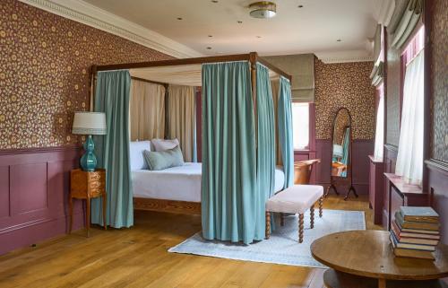 The Mitre, Hampton Court - Transportation Options