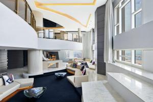 V Hotel Dubai, Curio Collection by Hilton - Dining Options