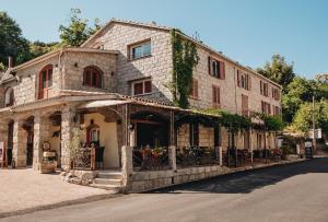 Auberge A Hidden Turn - Nearby Attractions and Activities