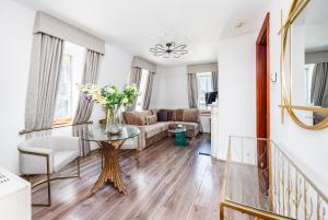 CARLTON COURT - MAYFAIR - Guest Experiences