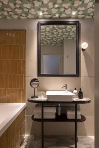 Hotel L De Lutece - Notre-Dame - Location and Nearby Attractions