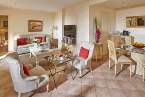 Hotel La Grande Bastide - Nearby Attractions and Exploration