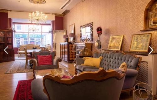 Hotel Rouge - Worth The Stay