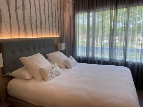 Logis Hotel L'amandier - Staff and Service