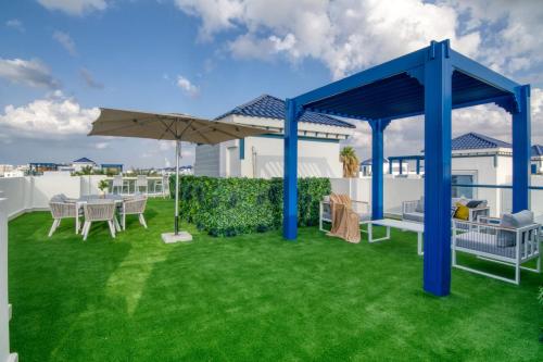 Stunning Palm Villa With Rooftop Garden and Pool by Exclusive Holiday Homes - Why Choose This Villa
