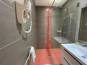 Baptistin Hotel - Dining Options and Services