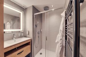 Hotel Avancher - Booking and Contact Details