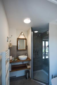 Hotel Le Chantilly - Transportation and Accessibility