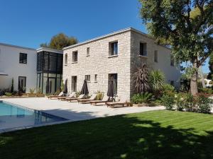 HPC Suites - Free Parking & Heated Pool - How To Book Your Stay