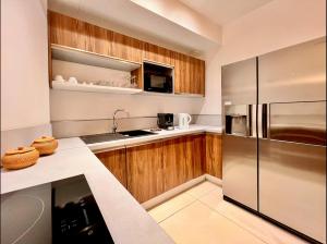 LIBERATION CENTER - PRIVATE Balcony - 24&7 RECEPTION - LUGGAGE STORAGE - Booking and Contact Details