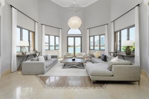Maison Privee - Palm Jumeirah Beach Front XL Villa With Private Pool - Questions About Staying Here