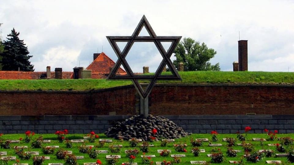 Prague: Private Day Tour of Terezin Concentration Camp - What to Bring