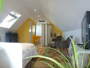 ROOM APARTMENT - Booking Information