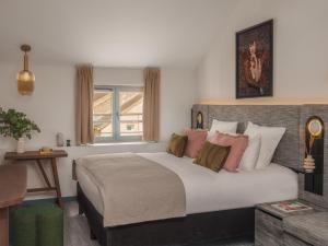 Boudoir of the Muses - How To Book Your Stay