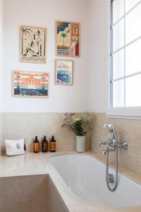 Hotel De Silhouette - Booking Information and Tips