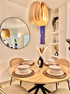 LIBERATION CENTER - PRIVATE Balcony - 24&7 RECEPTION - LUGGAGE STORAGE - How To Book Your Stay