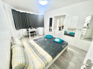 The Melrose - Worth The Stay