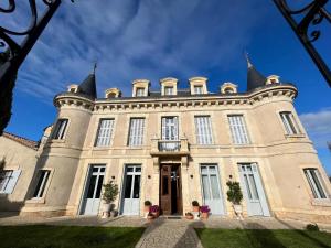 Chateau Hotel Edward I - How To Book Your Stay