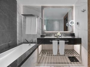 Fairmont Dubai - Questions About Staying Here