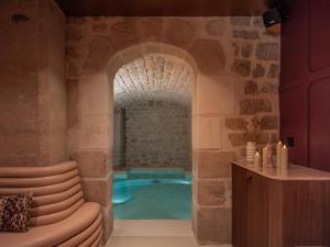 Boudoir of the Muses - Points About Your Stay