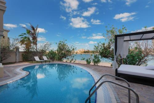 Maison Privee - Palm Jumeirah Beach Front XL Villa With Private Pool - Good To Know