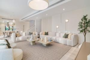 Stunning Palm Villa With Rooftop Garden and Pool by Exclusive Holiday Homes - Good To Know