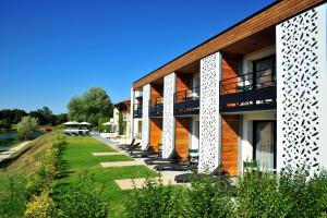 The Gardens of the Lake - Points About Your Stay