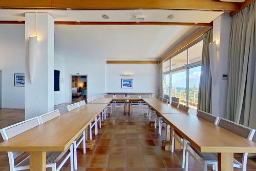 Alivi Hotel Review: A Beachfront Paradise - Location and Accessibility