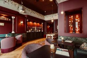 ANOTHER ROOM - Overview of UNE AUTRE CHAMBRE