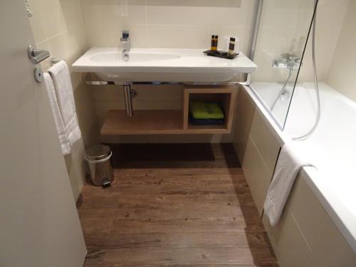 Aquabella Hotel & Spa - Location and Surroundings